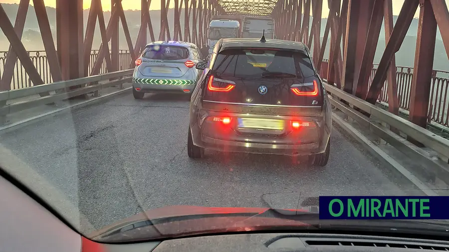 Condutores voltam a desesperar com trânsito na Ponte da Chamusca