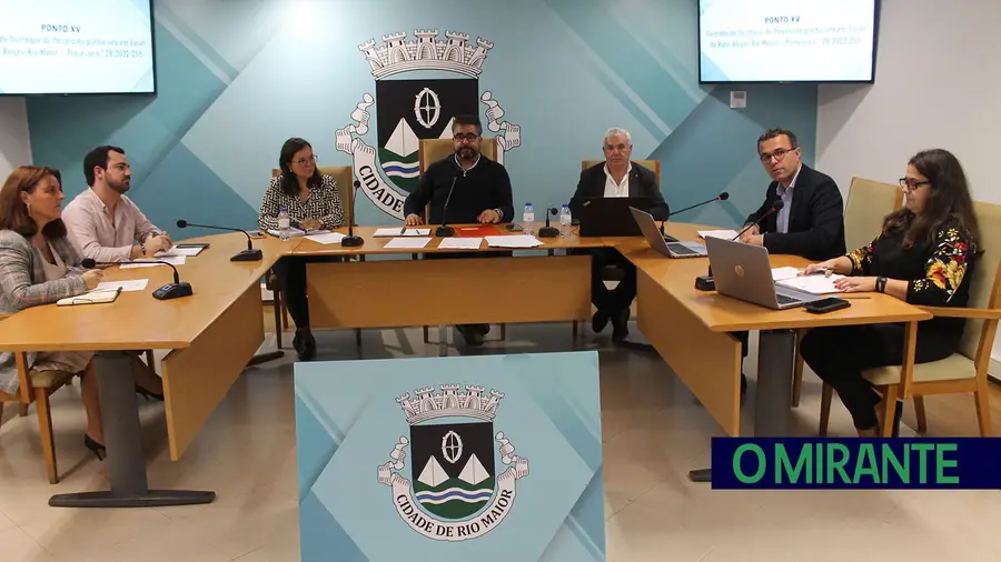 “Folclore político” na última reunião de câmara de Rio Maior “Folclore político” na última reunião de câmara de Rio Maior