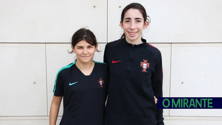 Duas jovens do Vitória de Santarém nos trabalhos da selecção sub-17 de futsal