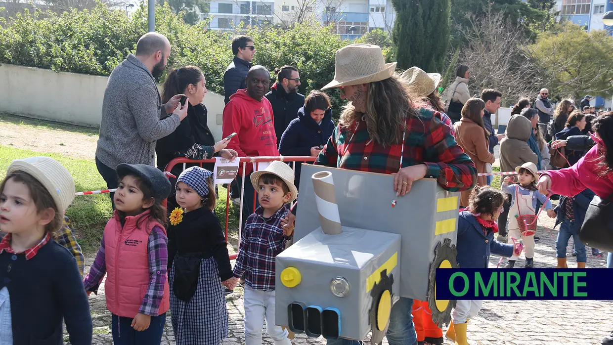 Centenas de crianças no desfile de Carnaval das escolas da Póvoa de Santa Iria