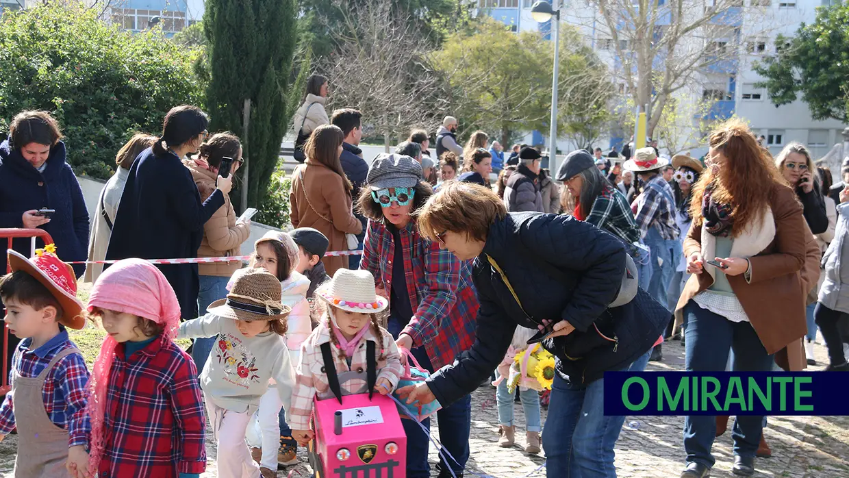 Centenas de crianças no desfile de Carnaval das escolas da Póvoa de Santa Iria