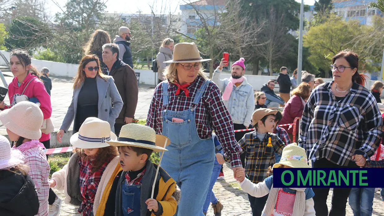 Centenas de crianças no desfile de Carnaval das escolas da Póvoa de Santa Iria