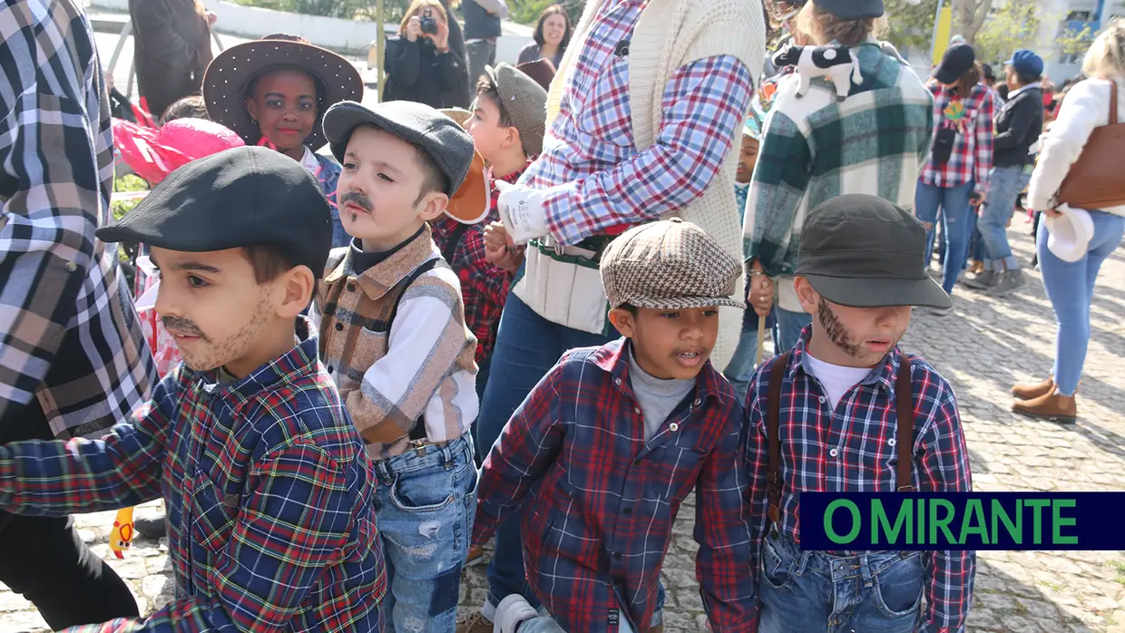 Centenas de crianças no desfile de Carnaval das escolas da Póvoa de Santa Iria