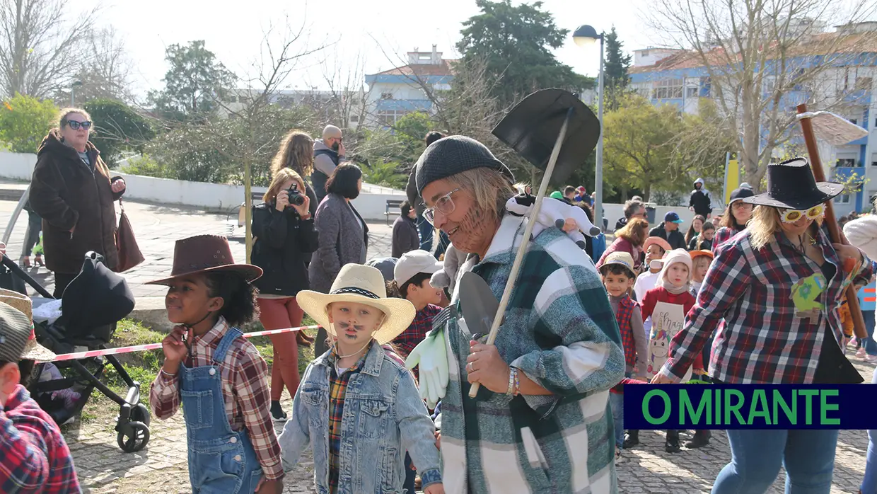 Centenas de crianças no desfile de Carnaval das escolas da Póvoa de Santa Iria