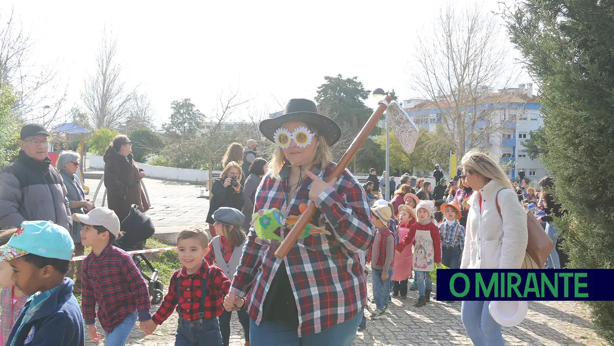 Centenas de crianças no desfile de Carnaval das escolas da Póvoa de Santa Iria