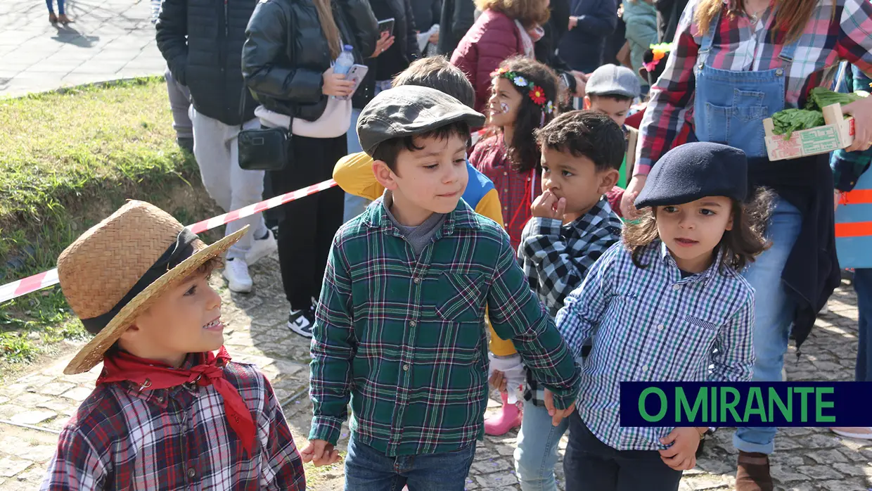 Centenas de crianças no desfile de Carnaval das escolas da Póvoa de Santa Iria