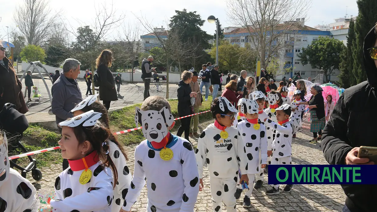 Centenas de crianças no desfile de Carnaval das escolas da Póvoa de Santa Iria