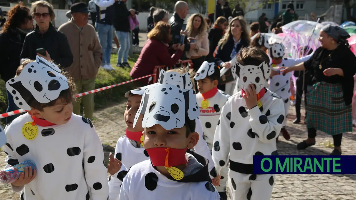 Centenas de crianças no desfile de Carnaval das escolas da Póvoa de Santa Iria