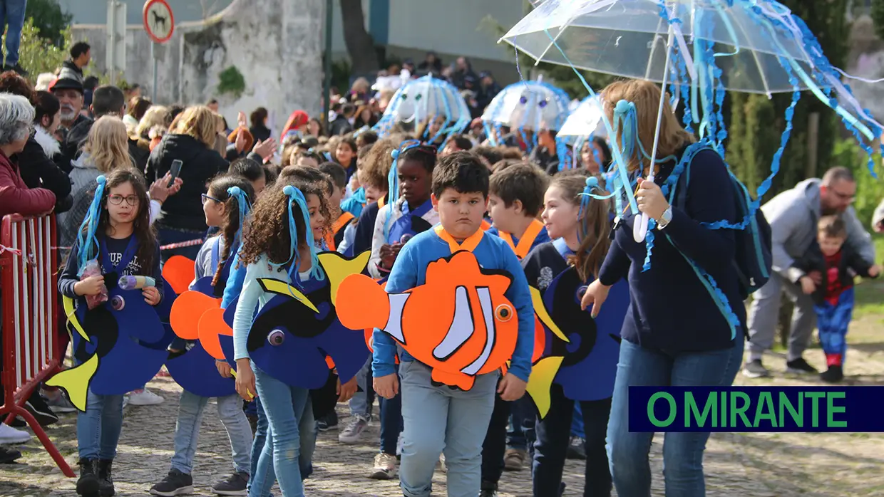 Centenas de crianças no desfile de Carnaval das escolas da Póvoa de Santa Iria