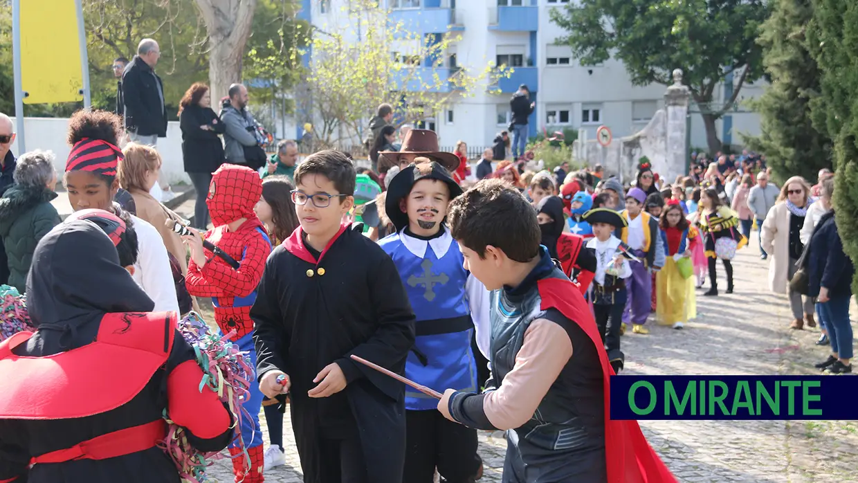 Centenas de crianças no desfile de Carnaval das escolas da Póvoa de Santa Iria