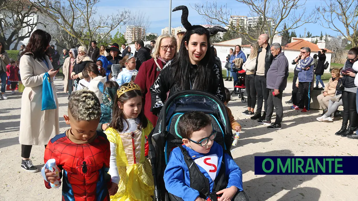 Centenas de crianças no desfile de Carnaval das escolas da Póvoa de Santa Iria