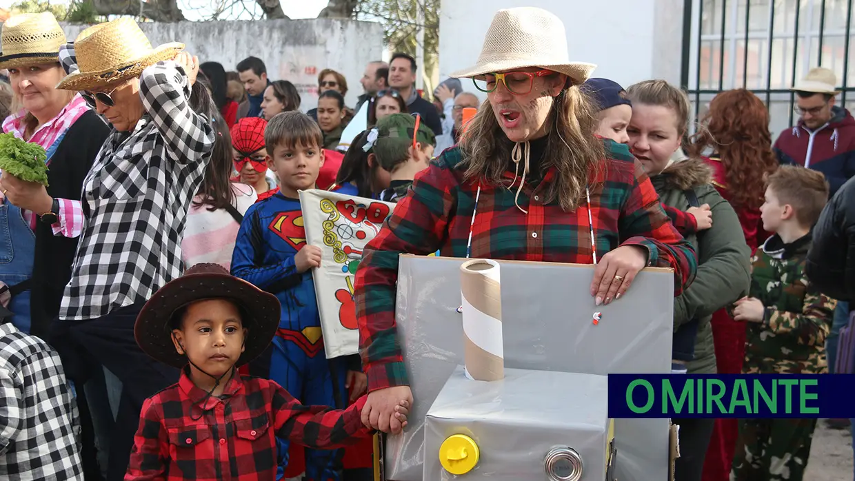 Centenas de crianças no desfile de Carnaval das escolas da Póvoa de Santa Iria