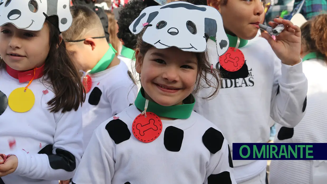 Centenas de crianças no desfile de Carnaval das escolas da Póvoa de Santa Iria