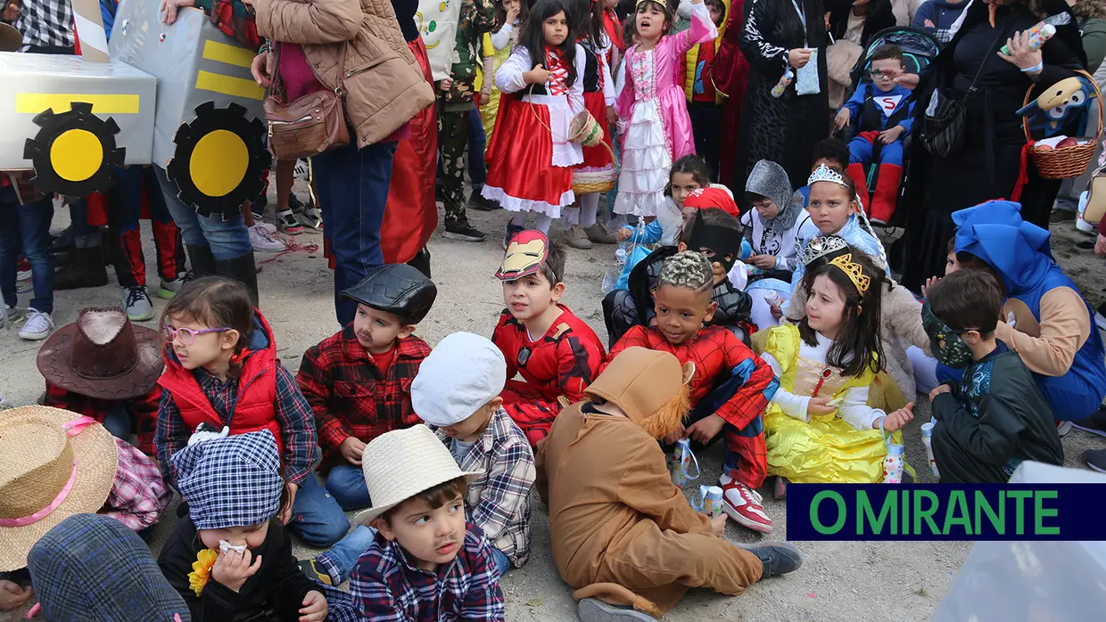 Centenas de crianças no desfile de Carnaval das escolas da Póvoa de Santa Iria