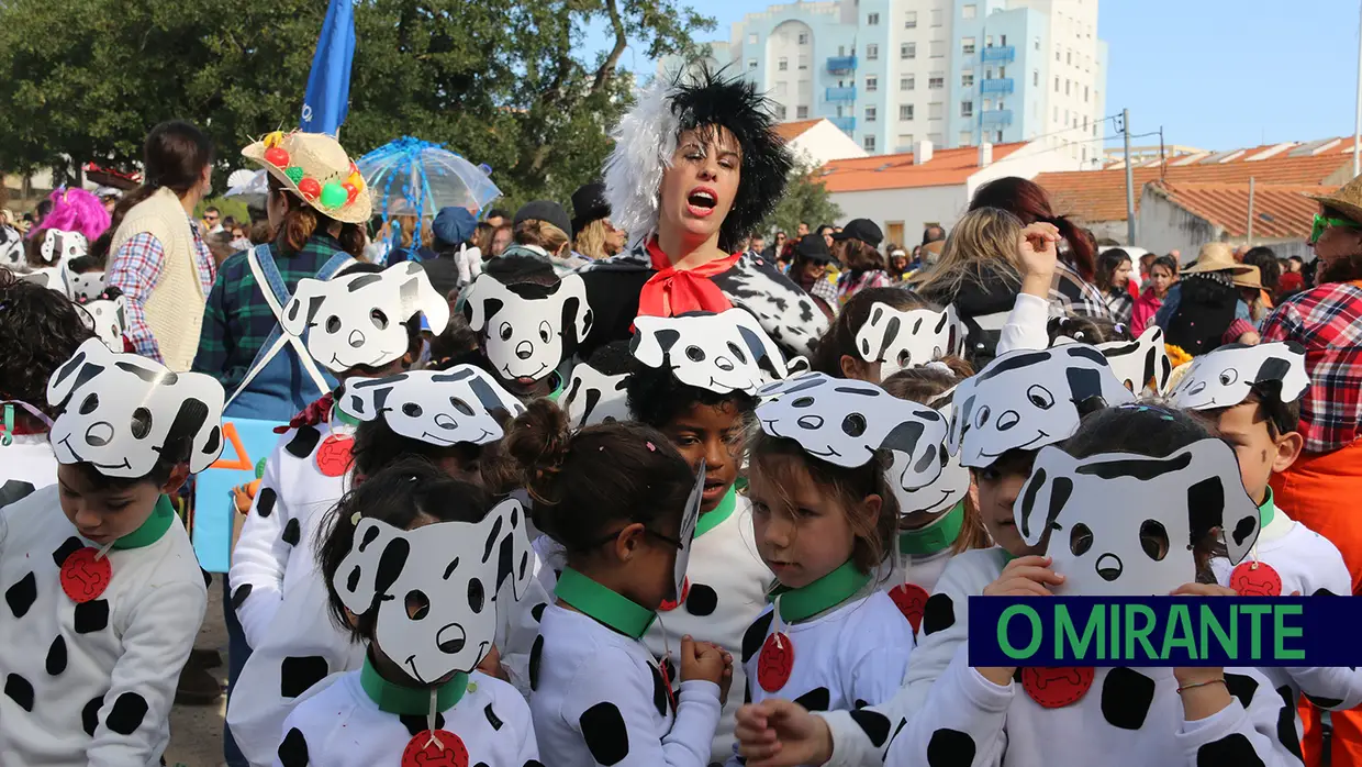 Centenas de crianças no desfile de Carnaval das escolas da Póvoa de Santa Iria