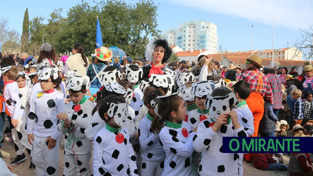 Centenas de crianças no desfile de Carnaval das escolas da Póvoa de Santa Iria