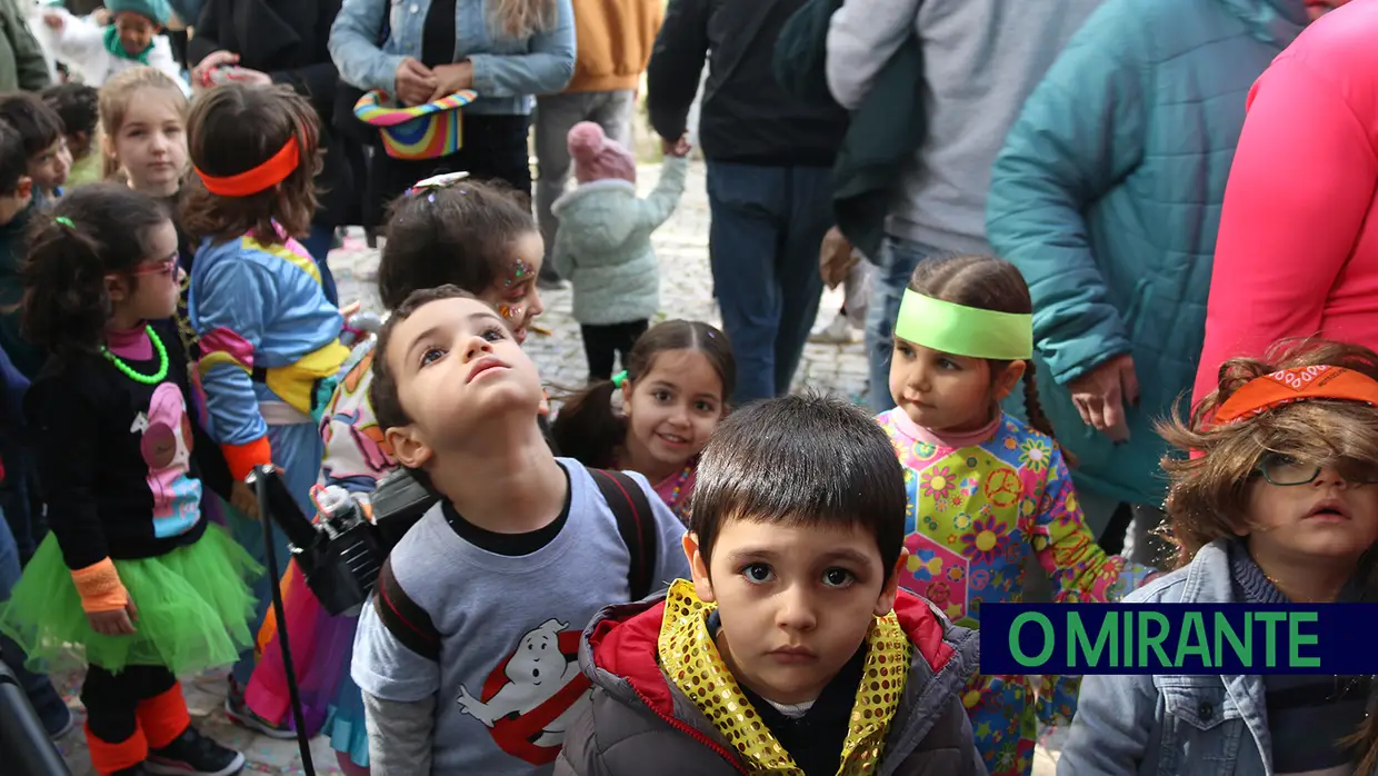 Centenas de crianças no desfile de Carnaval das escolas da Póvoa de Santa Iria