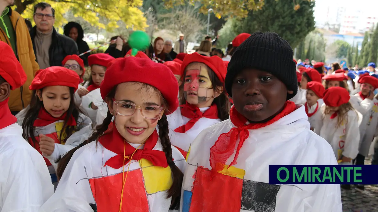 Centenas de crianças no desfile de Carnaval das escolas da Póvoa de Santa Iria