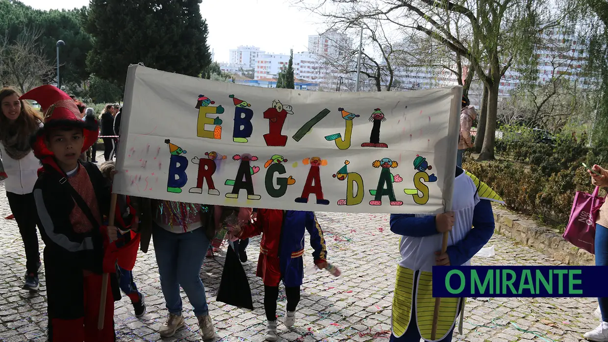 Centenas de crianças no desfile de Carnaval das escolas da Póvoa de Santa Iria