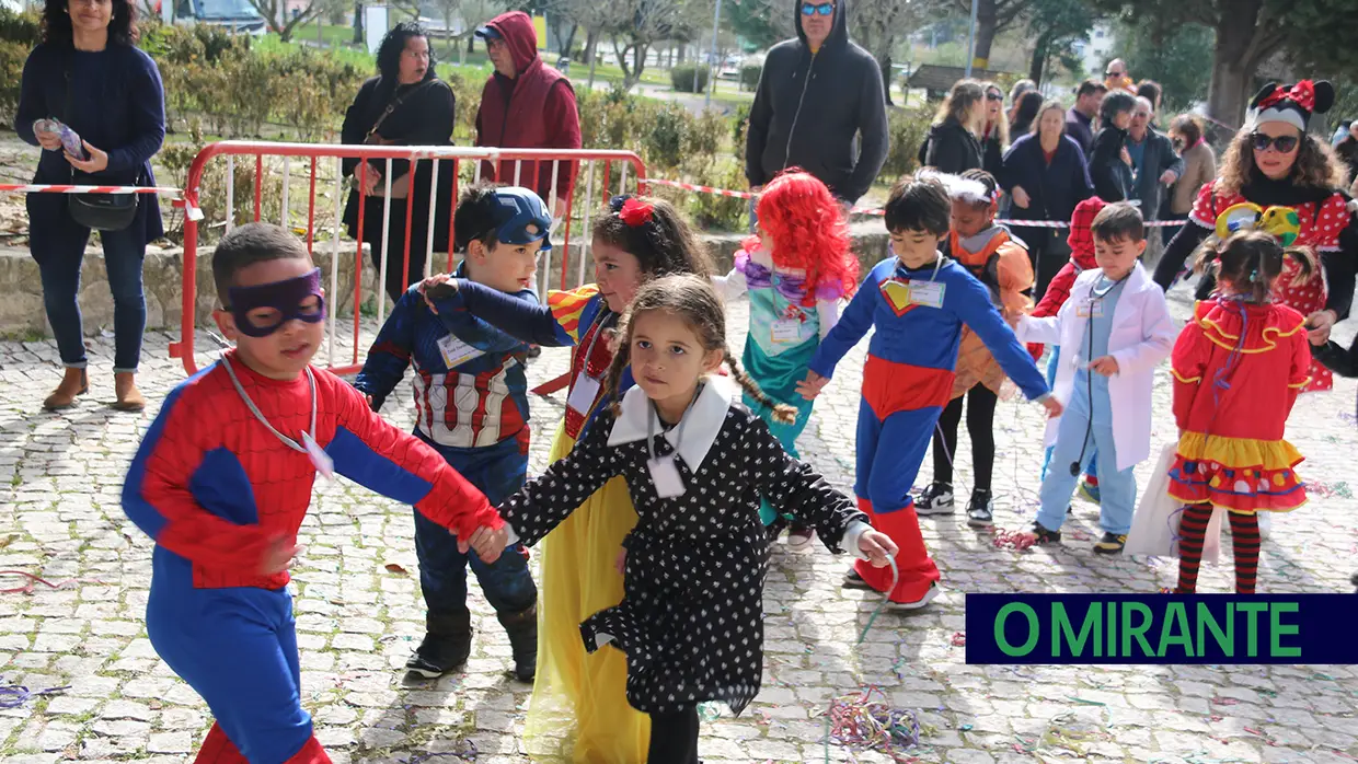 Centenas de crianças no desfile de Carnaval das escolas da Póvoa de Santa Iria