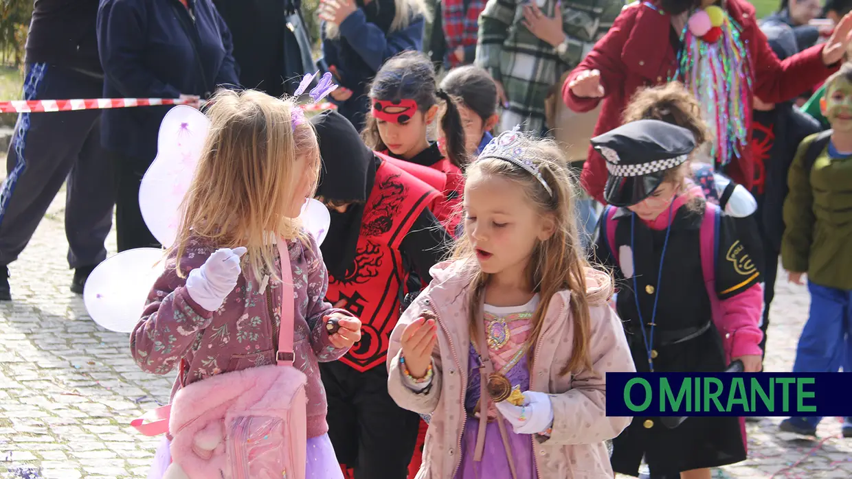 Centenas de crianças no desfile de Carnaval das escolas da Póvoa de Santa Iria