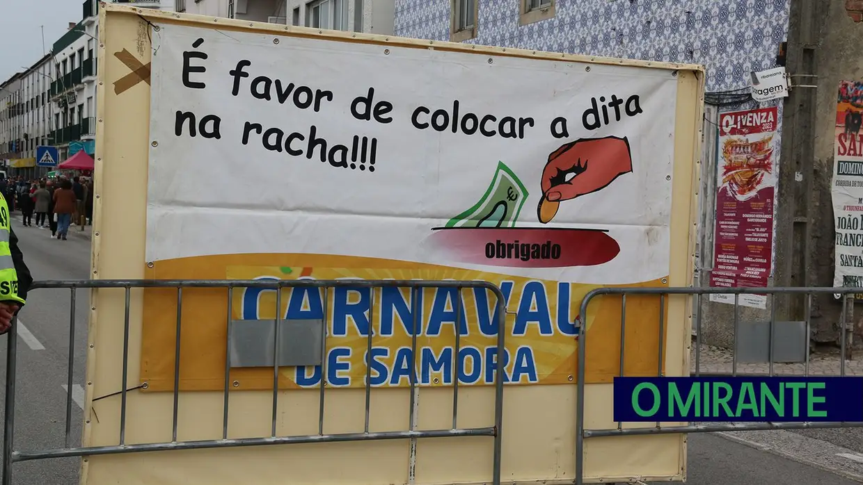 Centenas de foliões no Carnaval de Samora Correia