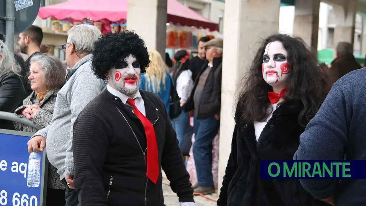 Centenas de foliões no Carnaval de Samora Correia