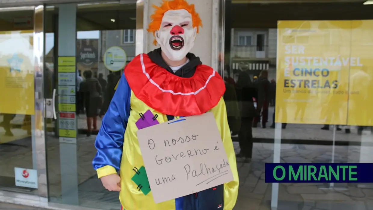 Centenas de foliões no Carnaval de Samora Correia