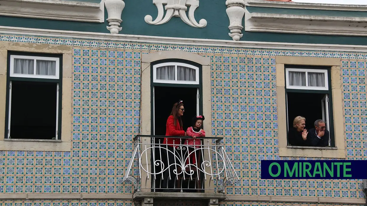 Centenas de foliões no Carnaval de Samora Correia