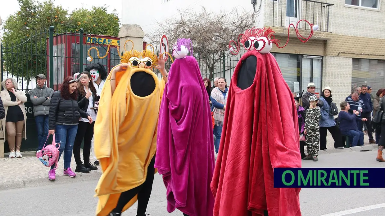 Centenas de foliões no Carnaval de Samora Correia