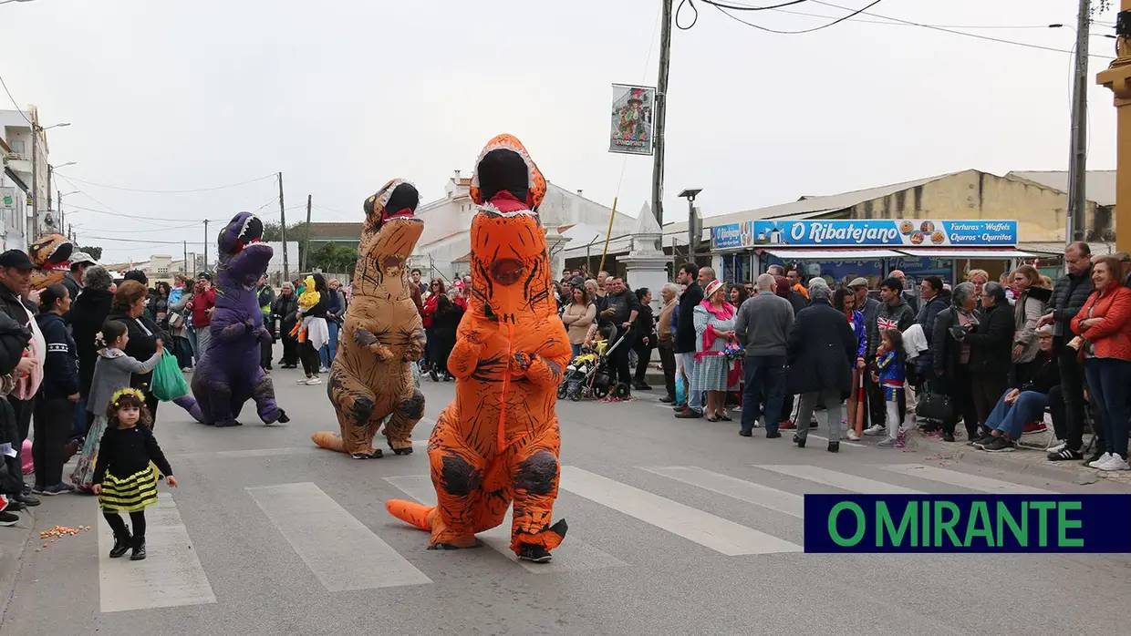 Centenas de foliões no Carnaval de Samora Correia