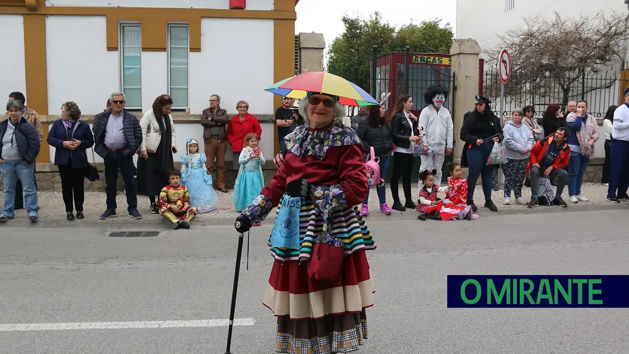 Centenas de foliões no Carnaval de Samora Correia