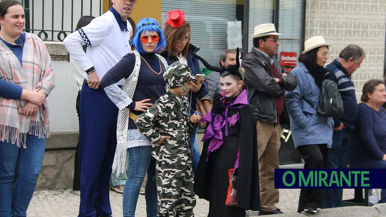 Centenas de foliões no Carnaval de Samora Correia