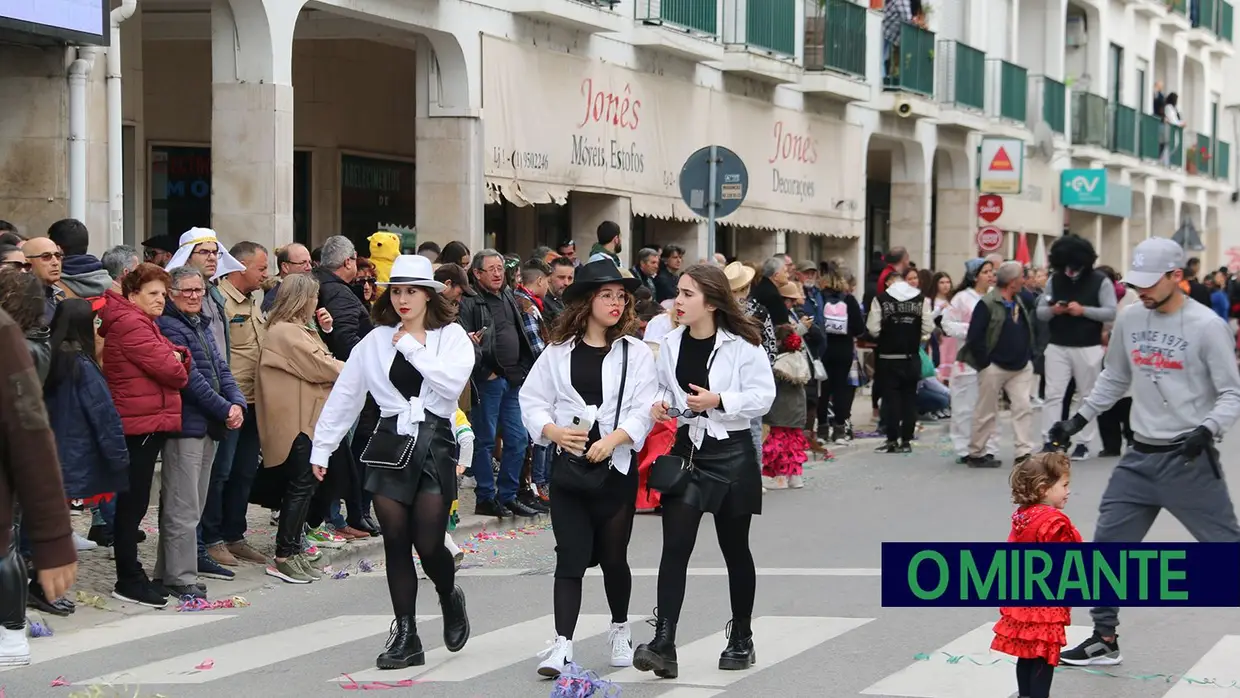 Centenas de foliões no Carnaval de Samora Correia