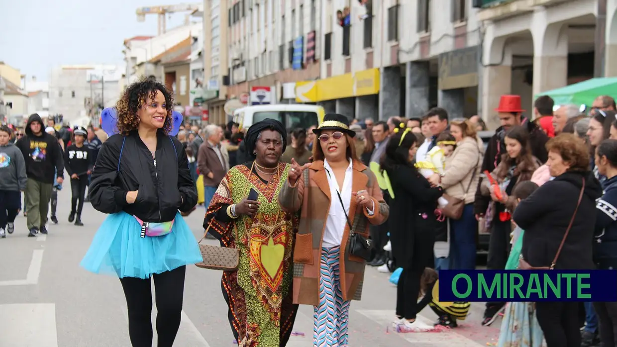 Centenas de foliões no Carnaval de Samora Correia