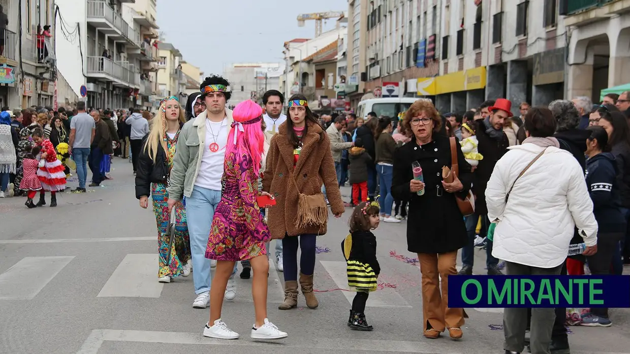 Centenas de foliões no Carnaval de Samora Correia