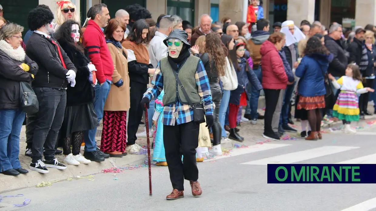 Centenas de foliões no Carnaval de Samora Correia