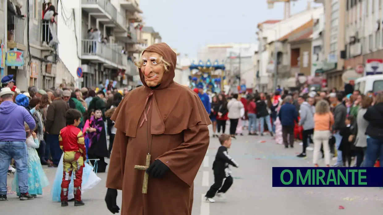 Centenas de foliões no Carnaval de Samora Correia