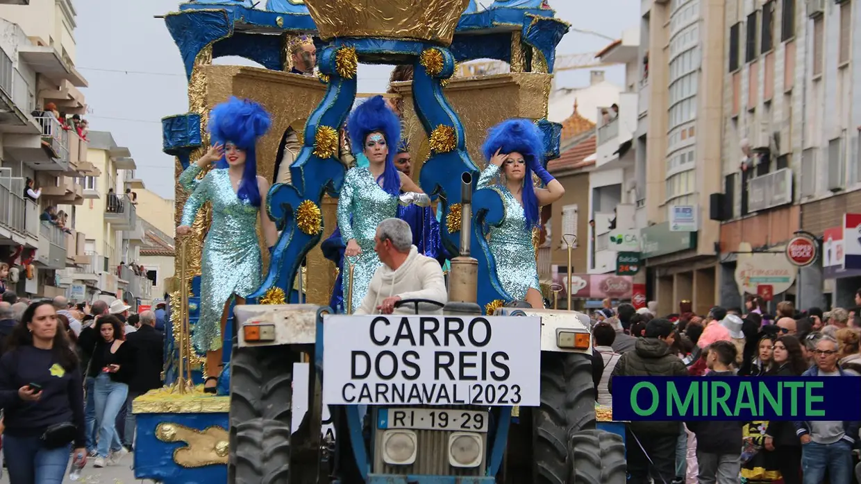 Centenas de foliões no Carnaval de Samora Correia