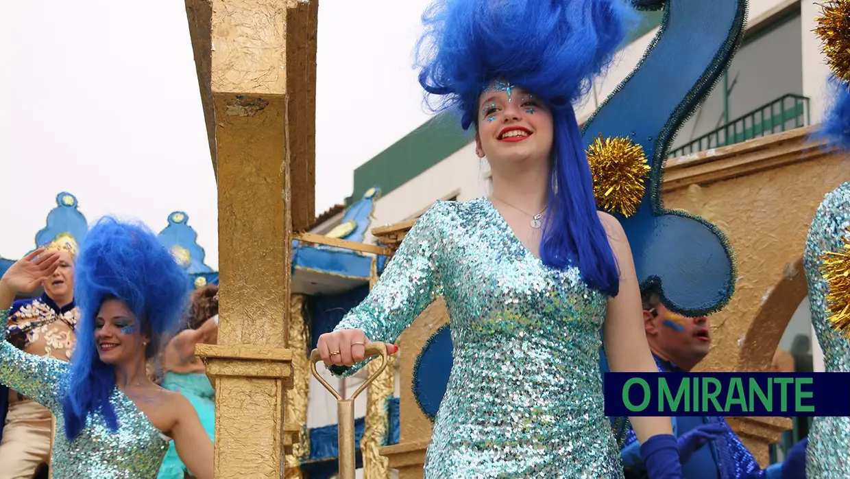 Centenas de foliões no Carnaval de Samora Correia