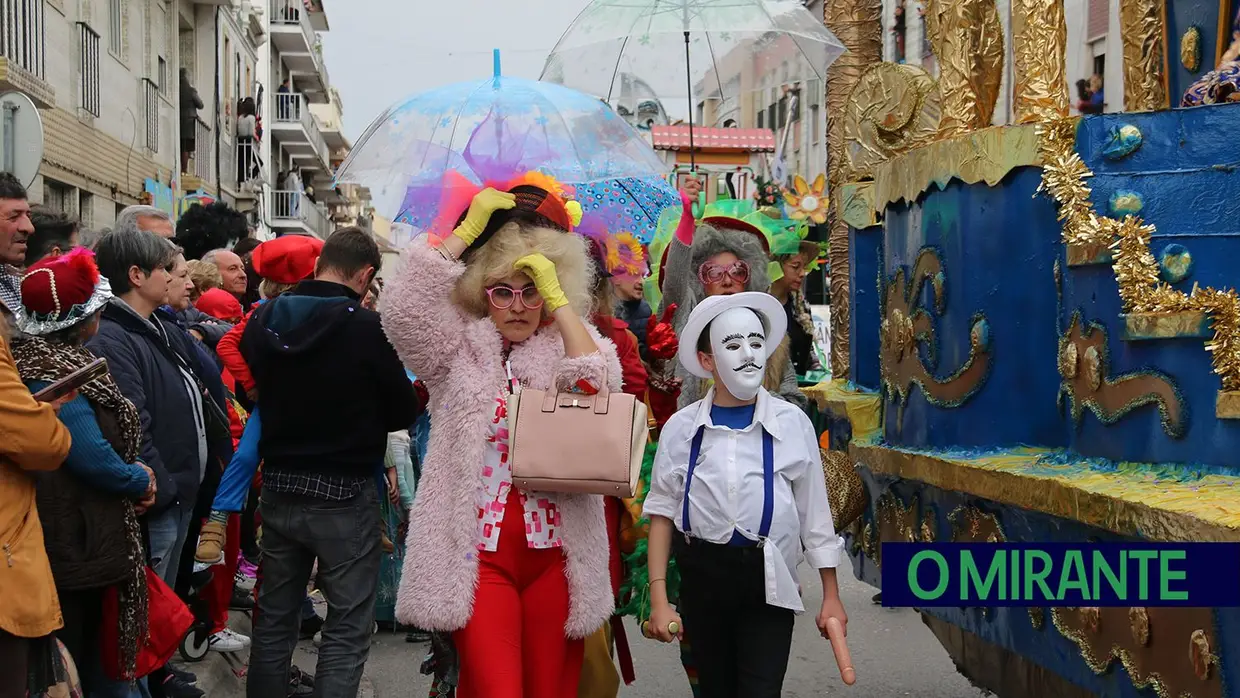 Centenas de foliões no Carnaval de Samora Correia