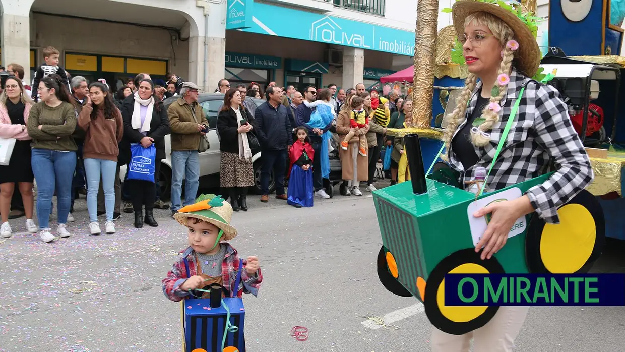 Centenas de foliões no Carnaval de Samora Correia