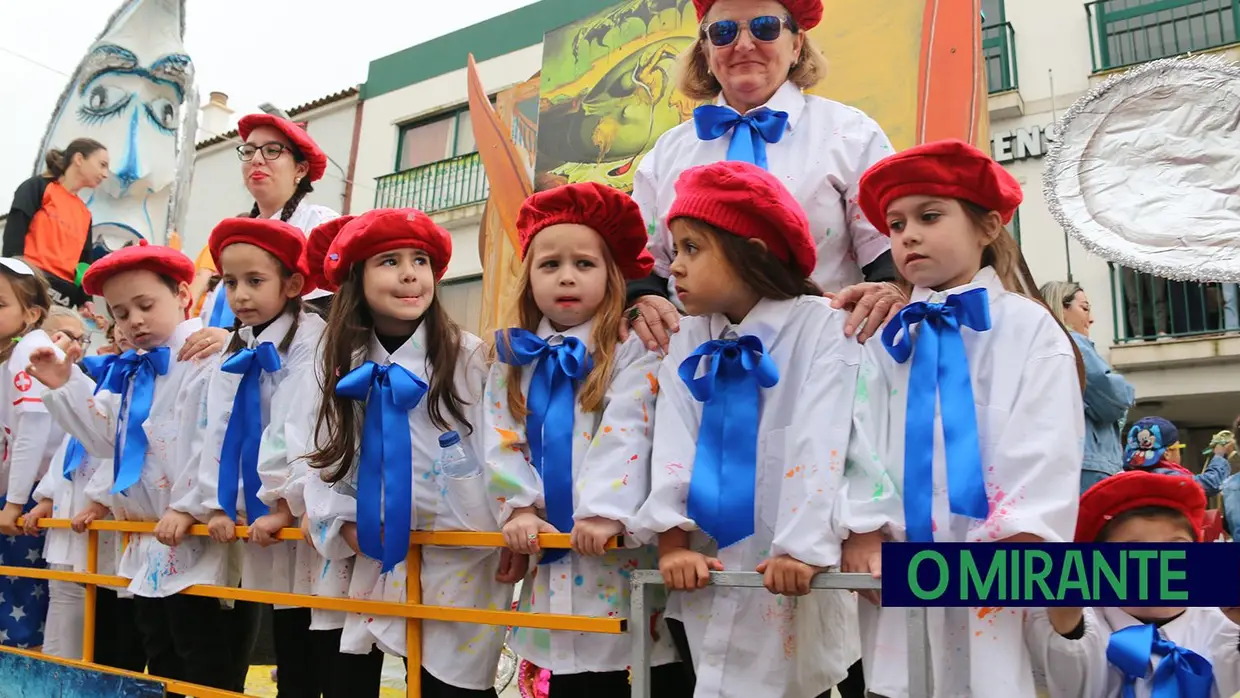 Centenas de foliões no Carnaval de Samora Correia