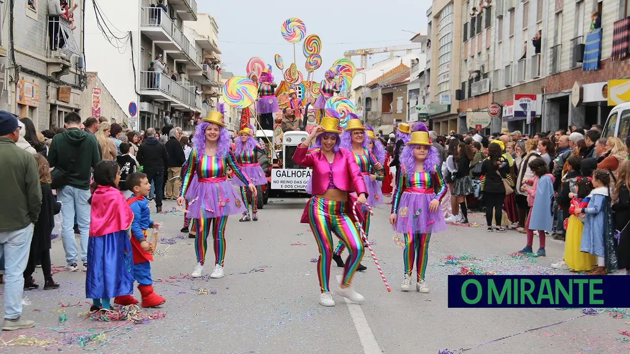 Centenas de foliões no Carnaval de Samora Correia