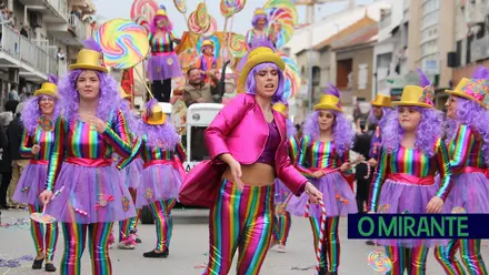 Centenas de foliões no Carnaval de Samora Correia