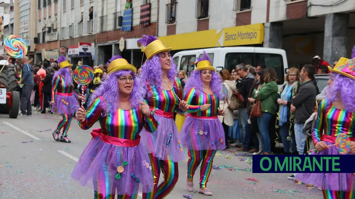 Centenas de foliões no Carnaval de Samora Correia