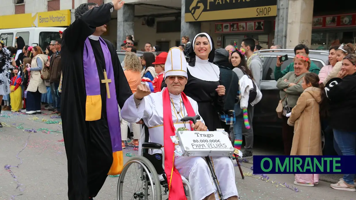 Centenas de foliões no Carnaval de Samora Correia