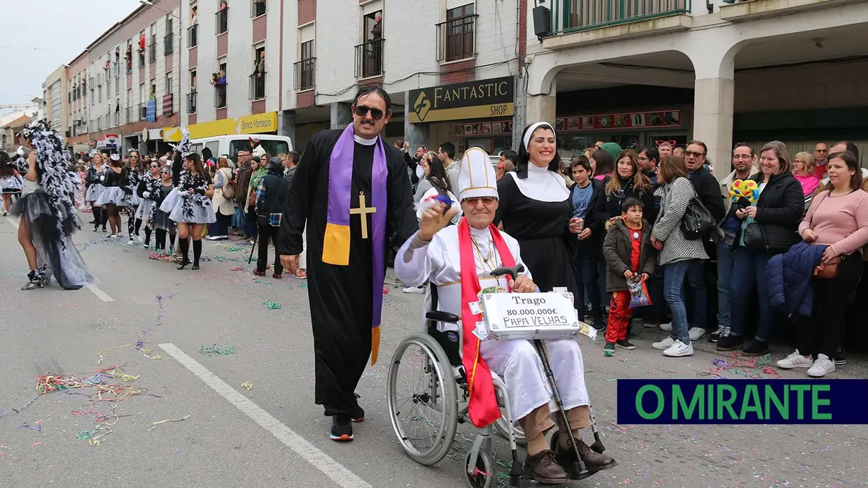 Centenas de foliões no Carnaval de Samora Correia