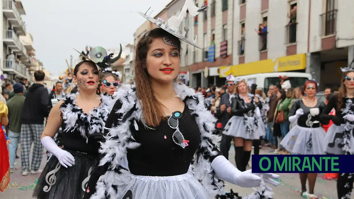 Centenas de foliões no Carnaval de Samora Correia