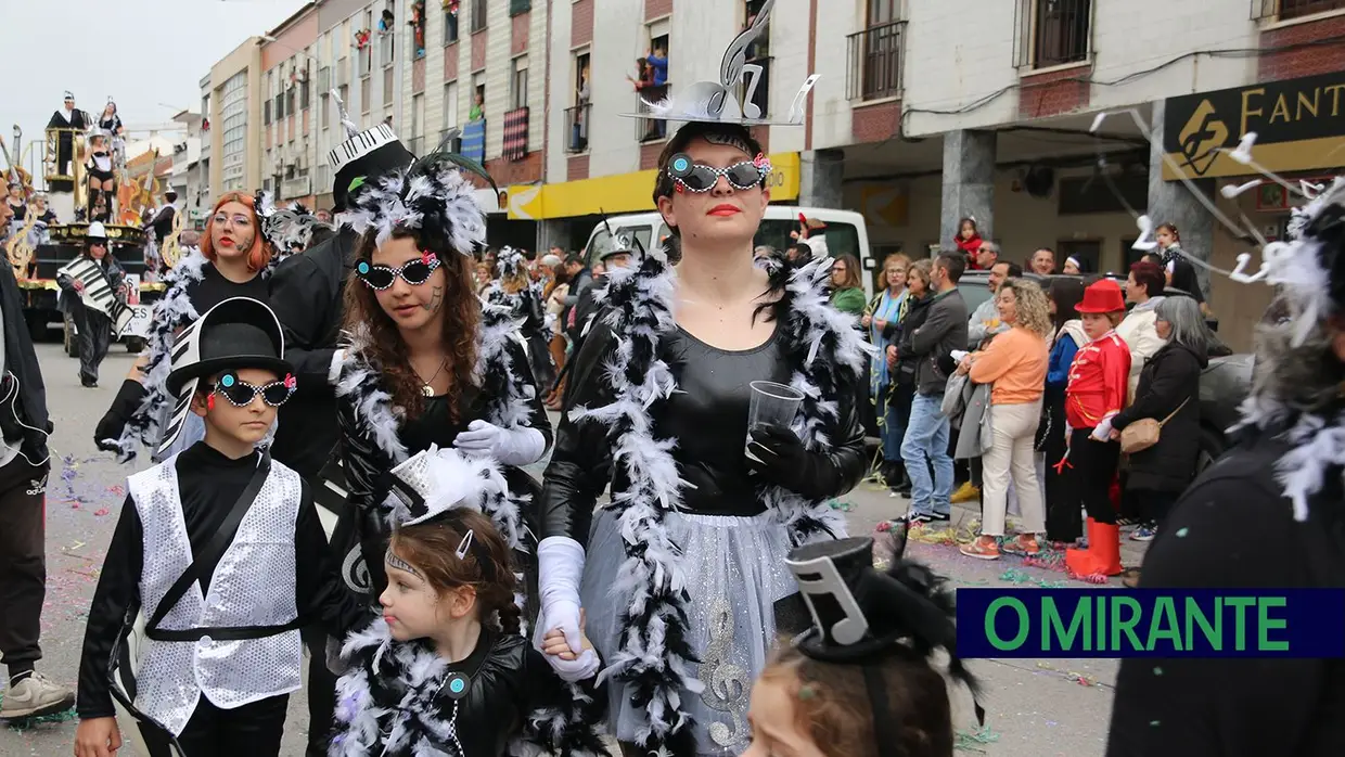 Centenas de foliões no Carnaval de Samora Correia